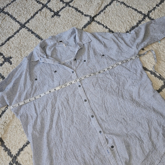 Free people oversized long sleeve button-down size small - Picture 3 of 6
